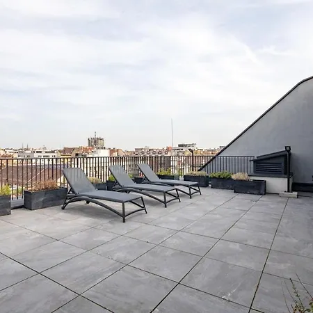 Rooftop Access - New With Balcony アパート *