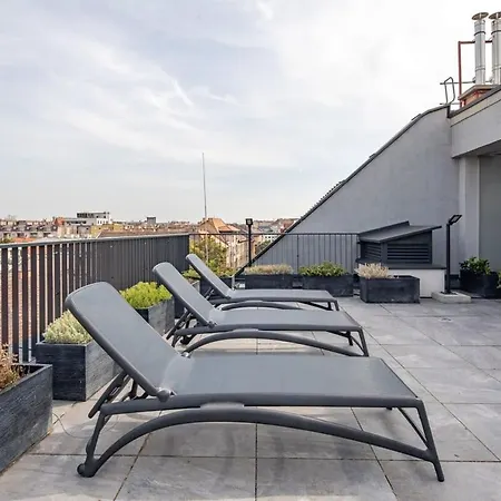 Rooftop Access - New With Balcony * بودابست